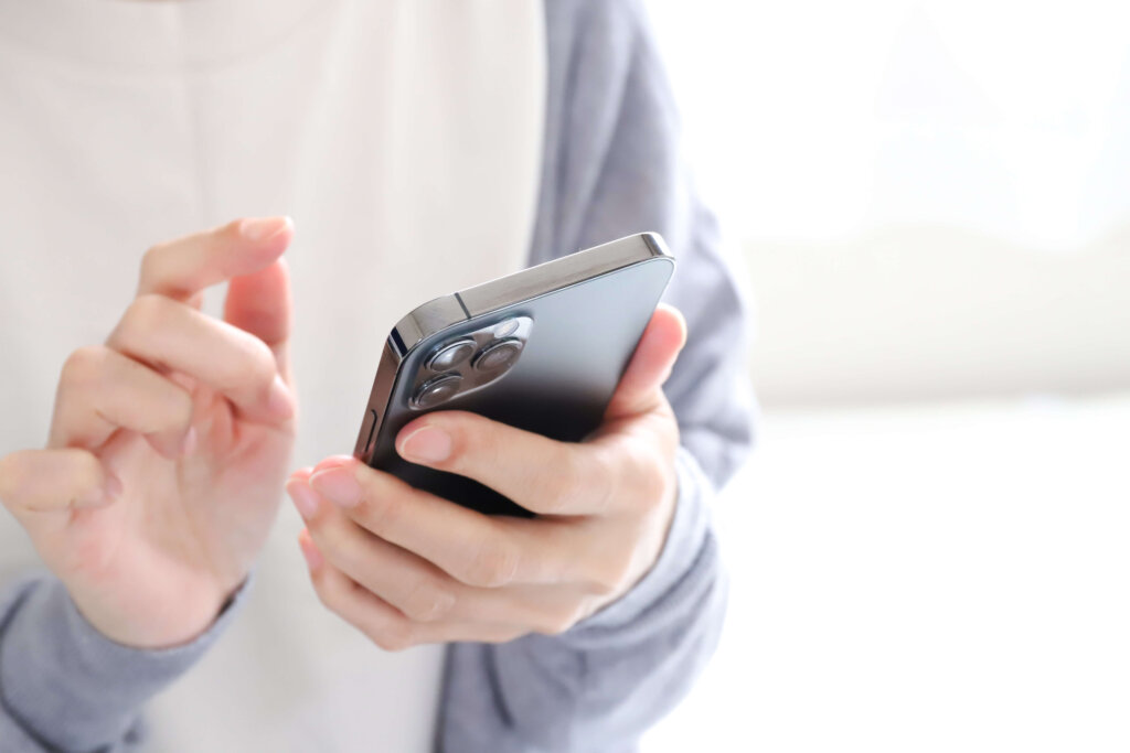 スマホを操作している女性