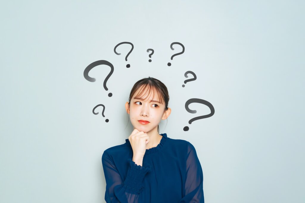 首をかしげている女性