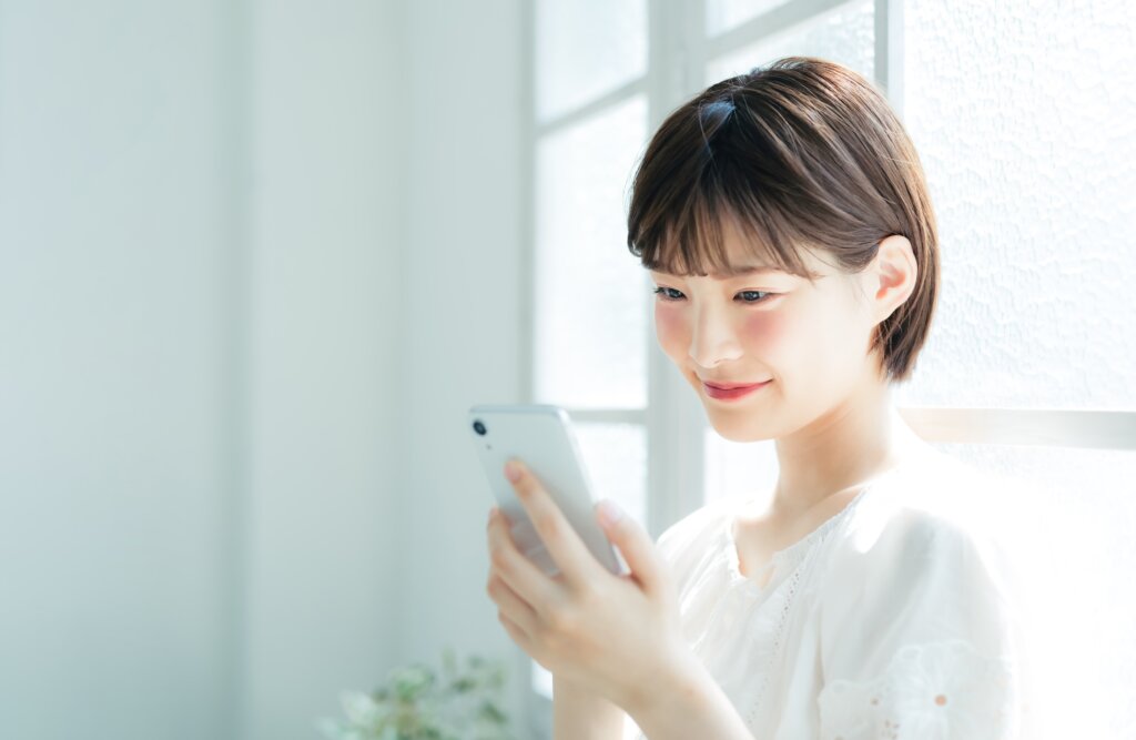 スマホを見ている女性